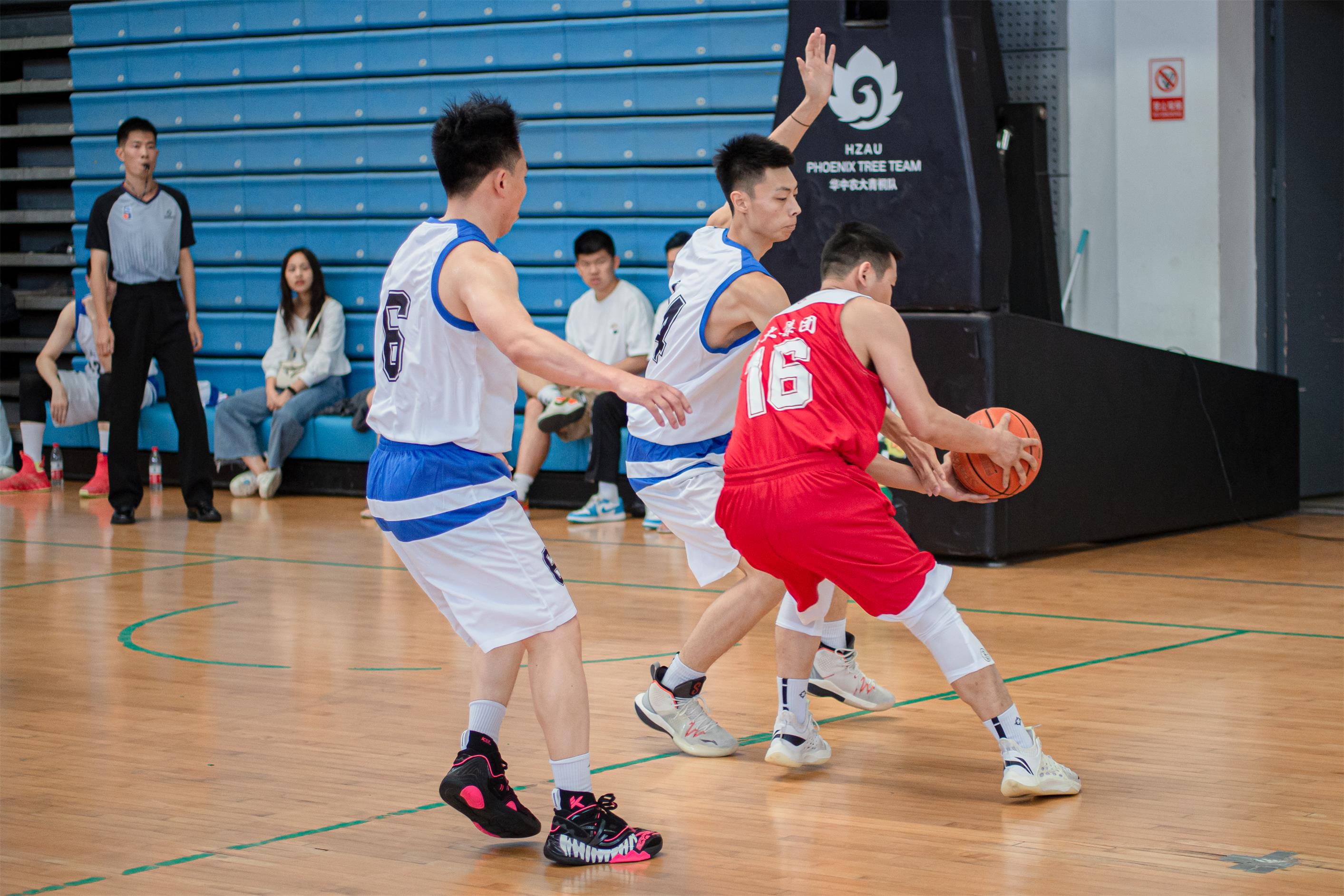 夺球瞬间（学通社记者 邓颖骏 摄）